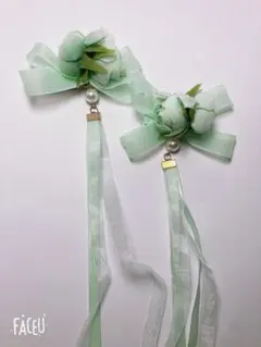 緑色造花布花と蝶結びリボンのヘアピン髪飾り　パールタッセル