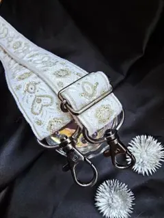 ホワイト刺繍スマホショルダーストラップ