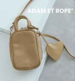 【美品】アダムエロペ　ハートチャーム　ミニショルダーバッグ ベージュ　マスタードのサムネイル