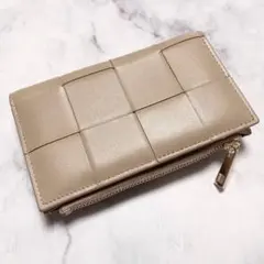 在庫1点【新品未使用】羊革　おしゃれなニつ折り財布　イントレチャート　ベージュ