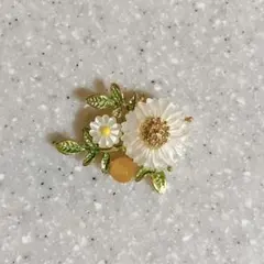白い花のブローチ ヴィンテージ アンティーク風 海外製品