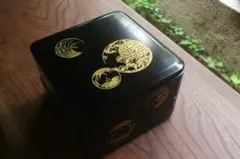 保管傷有！上質内朱黒漆に優美な丸文四君子沈金の映える二段重（検輪島塗重箱お重