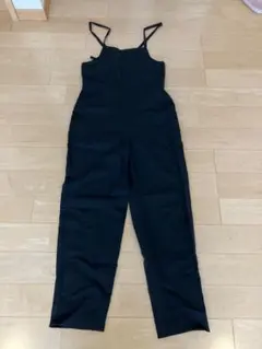 黒いストラップ付きオーバーオール