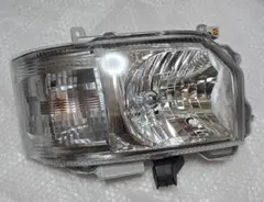 中古美品 200系 ハイエース 純正 右ヘッドライトASSY割れなし