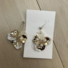 花モチーフ ゴールド ホワイト ピアス