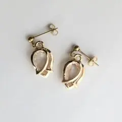 【上品に揺れる】チューリップ風しずく ゴールド ピアス／イヤリング