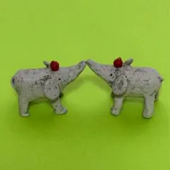 リンゴを頭に乗せた小さな象の置物 2体セット