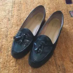 黒 タッセル付きローファー