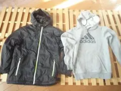adidas グレー フード付きパーカー 黒色パーカー　２着　Ｍサイズ