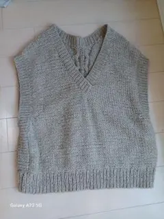 ベージュ　Vネック ざっくりニットベスト ケーブル編み