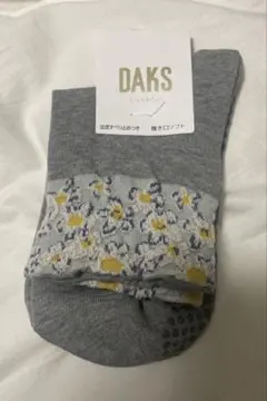 DAKSダックス レディース 靴下 足底滑り止め付き 履き口花柄 綿混 ソックス