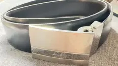 HUGO BOSS 黒レザーベルト メタリックバックル