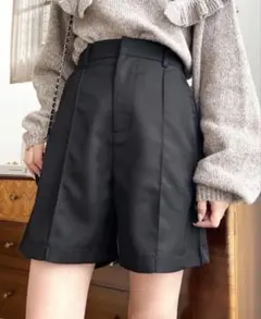 ハイウエスト ブラックショートパンツ