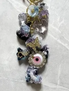 422.ブルーと黒 ゴシック 十字架 薔薇と目玉と黒猫のチャーム