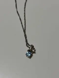 青色石のペンダントネックレス