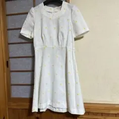 レトロなホワイト 花柄刺繍 半袖ワンピース