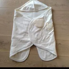 フード付きホワイトおくるみ・クマ刺繍