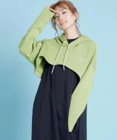 リトルサニーバイト Short logo hoodie 裏起毛 ショートパーカー