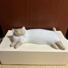 陶器製 寝そべる猫の置物