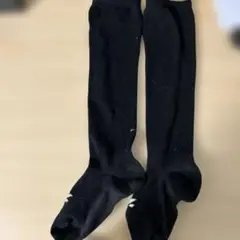 黒い長ソックス 白色ロゴ