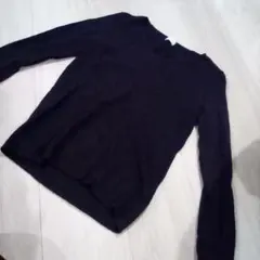 濃い紫Vネックニット