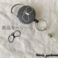 ⚮̈ ミナペルホネン choucho 13カラビナ付きリールキーホルダーグレーのサムネイル