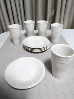 【新品未使用】お皿（ジバンシー）5枚＆カップ5点　計 10点ホワイトエンボス加工