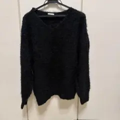 GU黒のVネックニットセーター