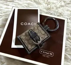 COACH 手帳型 チャーム キーホルダー シグネチャー 総柄のサムネイル