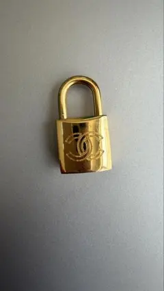 t*8様 CHANEL パドロック カデナ キーホルダー - メルカリ