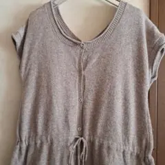 ベージュ ニットベスト ボタン付き