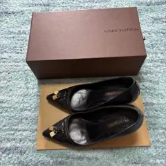 LOUIS VUITTON ブラック ポインテッドトゥパンプス　チャーム付き