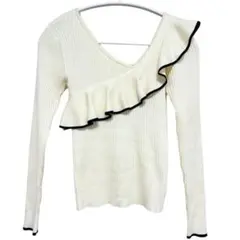 アンドクチュール　ホワイト系　フリル付き Vネック　ニット　アイボリー