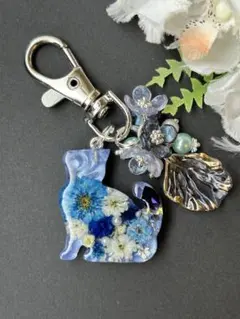 レジン　ねこ　チャーム　⑤パールブルー＆ドライフラワー　キーホルダー　花チャーム