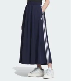 adidas ネイビー フレアスカート