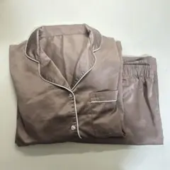 サテンパジャマ