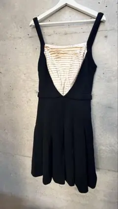 値下げ！CHANELシルク&ツイード黒 Vプリーツ ワンピース美しいのサムネイル