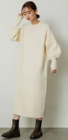 アーバンリサーチ　センターシームサムホールニットワンピース　アイボリーカラー