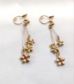 花モチーフ ストーン イヤリング