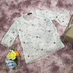 【glam city】透かしトップス　透け感　ホワイト　白　バラ　花　刺繍　清楚
