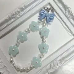 ♡ハンドメイド　ビーズストラップ　ブルーのお花