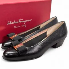 美品 サルヴァトーレ フェラガモ 6C 23.5 ヴァラ リボン 型押し 黒
