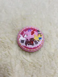 Disney おしゃれキャットのデザインピンバッジ