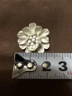 ホワイト 花形 クリップ式イヤリング