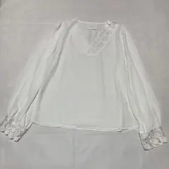 FRENCH PAVE フレンチパヴェ レースデザイン Vネック 白ブラウスのサムネイル
