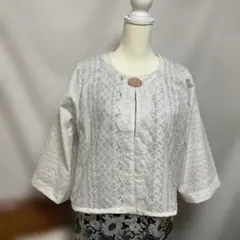 自由区 近年モデル カットワークレースノーカラーブラウス 40 美品 