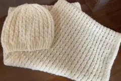 H &M クリーム色ニット帽とマフラーセット