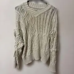 アイボリー ケーブル編み Vネック ニット