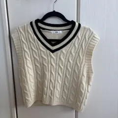 アイボリー ケーブル編み ニットベスト