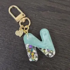 J イニシャルキーホルダー 白＆水色マトリカリア パール入り レジン